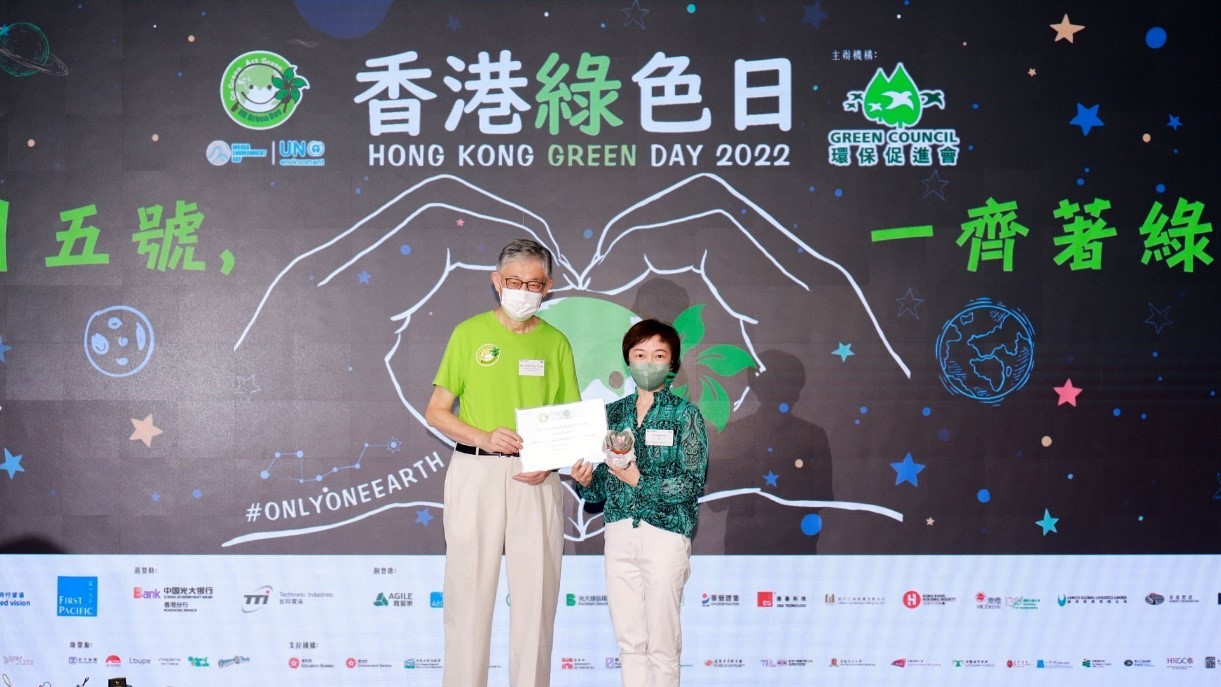 Ms Glendy Choi, CEO of the Group, received the certificate of appreciation from Mr Shih Wing-Ching, Chairperson of Green Council